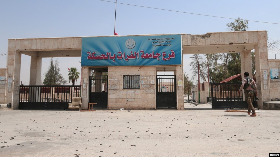 Seorang pejuang Kurdi Suriah (YPG) berjalan di distrik Ghwairan, kota Hasaka, Suriah (22/8). 