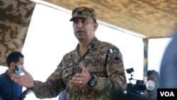 Mayor Jenderal Amer Ahsan Nawaz, komandan militer Pakistan di wilayah Kashmir yang dikuasai Pakistan, memberi keterangan pers kepada para wartawan di pos Chirikot, 22 Juli 2020. (Foto: Ayaz Gul/VOA)