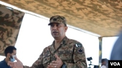 Major General Amer Ahsan Nawaz, the top Pakistan military commander in the Pakistan-administered Kashmir, briefing reporters at Chirikot post, July 22, 2020(VOA/Ayaz Gul)