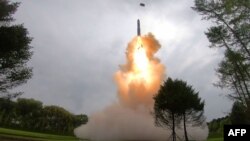 Uji tembak rudal balistik antarbenua (ICBM) baru "Hwasong-18" di lokasi yang dirahasiakan di Korea Utara. (Foto: via AFP)