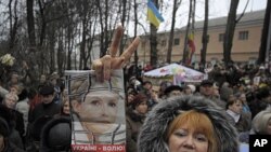 Supporters of former Ukrainian prime minister Yulia Tymoshenko shout slogans outside a prison in Kiev, Ukraine, November 27, 2011.