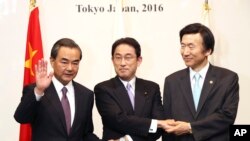 Ngoại trưởng Nhật Bản Fumio Kishida (giữa), Ngoại trưởng Trung Quốc Vương Nghị (trái) và Ngoại trưởng Hàn Quốc Yun Byung-se chụp ảnh lưu niệm tại tiệc chiêu đãi nhân hội đàm 3 bên giữa các ngoại trưởng đang diễn ra tại Tokyo, Nhật Bản, ngày 23/8/2016.