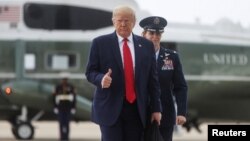 11 Haziran 2020 - ABD Başkanı Donald Trump Texas ziyareti öncesi Air Force One uçağına doğru yürürken