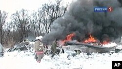 ပျက်ကျသွားသည့် လေယာဉ်အား ရုရှားမီးသတ်သမားများ မီးငြှိမ်းသတ်နေစဉ်။ မတ် ၅၊ ၂၀၁၁။