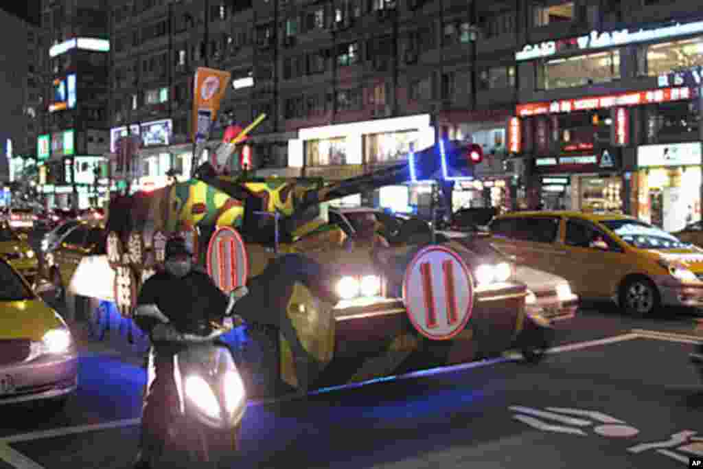 把汽车打扮成坦克以增强选战战力