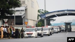 Ambulans yang membawa sebagian jenazah dari 39 korban tewas dalam truk di Inggris meninggalkan Bandara Noi Bai di Hanoi, 27 November 2019. (Foto: AFP)