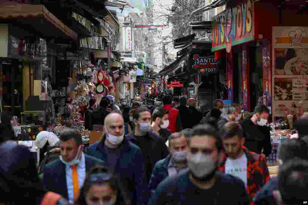 با آغاز ماه رمضان مردم در نزدیکی بازار تاریخی مصر، در استانبول، به خرید کردن و گشت زدن مشغول هستند.