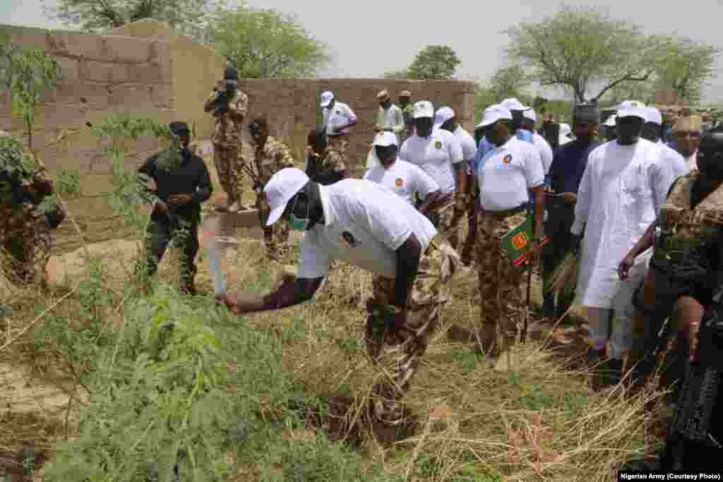 Buratai a yayin da ya ke taimakawa wajen kawar da ciyayi