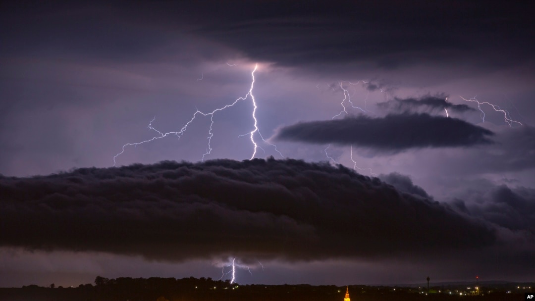 Petir menyambar langit di Nagykanizsa, Hungaria, Jumat, 26 Juni 2020. (Gyorgy Varga/MTI via AP)
