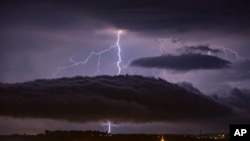 Petir menyambar langit di Nagykanizsa, Hungaria, Jumat, 26 Juni 2020. (Gyorgy Varga/MTI via AP)