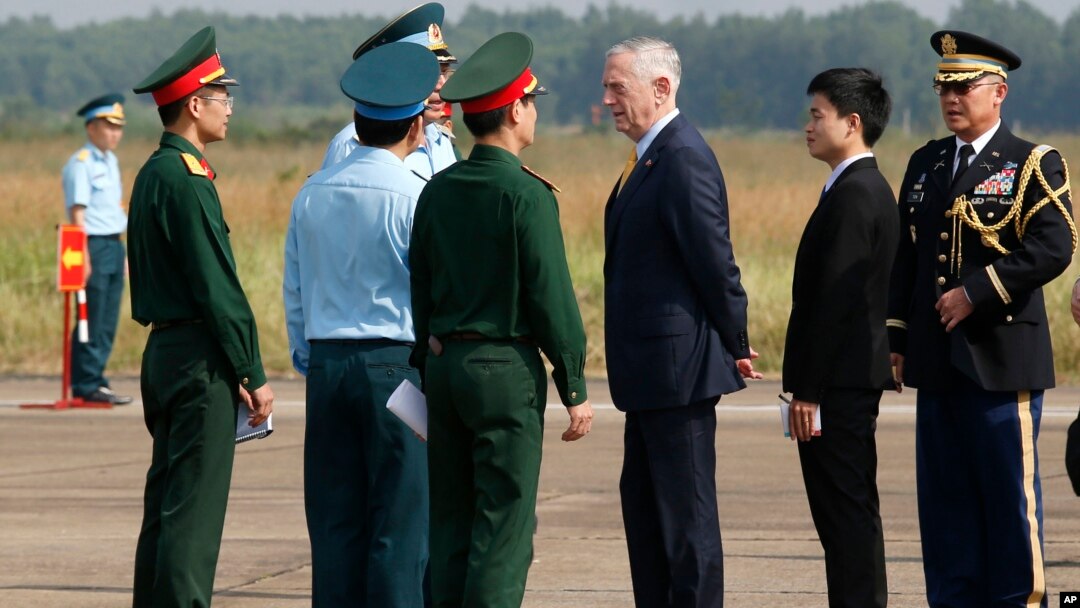 Ông Mattis, thứ ba từ phải, nói chuyện cùng các sĩ quan quân đội Việt Nam khi thăm sân bay Biên Hòa, 17 tháng 10, 2018. (Kham/Pool Photo via AP)