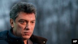 Boris Nemtsov, seorang pemimpin oposisi, berbicara kepada The Associated Press Television News di Moskow, Rusia, Rabu, 21 Desember 2011. (Foto: AP/Alexander Zemlianichenko)