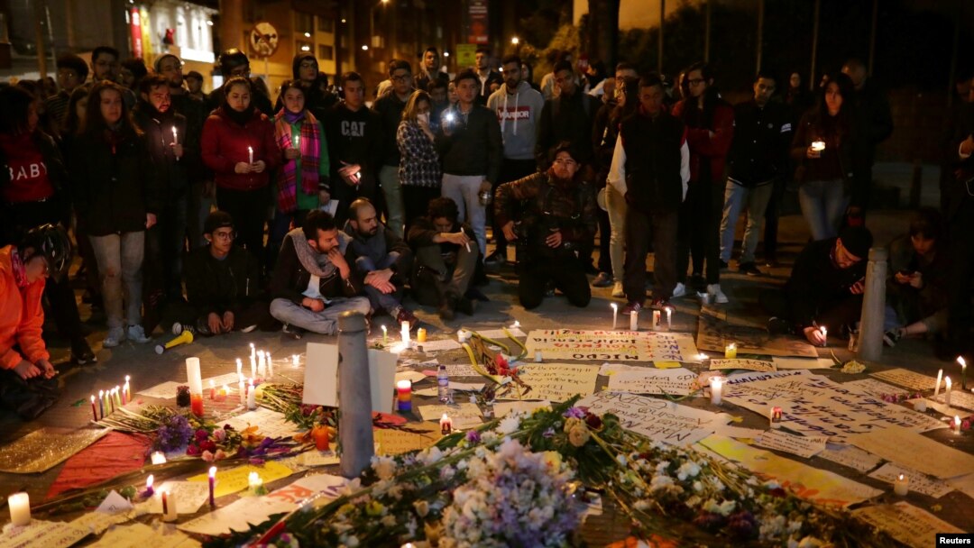La gente se reúne afuera del hospital San Ignacio, donde Dilan Cruz, un manifestante herido por el escuadrón especial antidisturbios (ESMAD), el sábado pasado, murió de su herida el lunes por la noche, en Bogotá, Colombia.