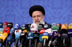 Ebrahim Raisi, yang menjabat sebagai presiden Iran bulan ini, berbicara dalam konferensi pers di Teheran, Iran 21 Juni 2021. (Foto: Majid Asgaripour/WANA via REUTERS)