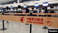 Para penumpang di loket maskapai penerbangan China Eastern Airlines di Bandara Internasional Hong Kong di Hong Kong, China, 4 April 2018.