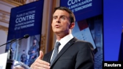 Perdana Menteri Perancis Manuel Valls ketika mengumumkan proposal baru dalam sebuah konferensi kementerian, di Hotel Matignon di Paris (9/5). (Reuters/Philippe Wojazer)