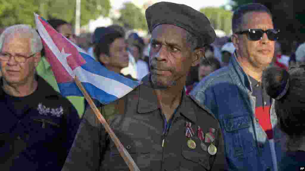 Ernesto Borbon, un ancien combattant de la guerre d&#39;Angola sur a Place de la Révolution pour rendre hommage à Fidel Castro à La Havane, le 28 novembre 2016.