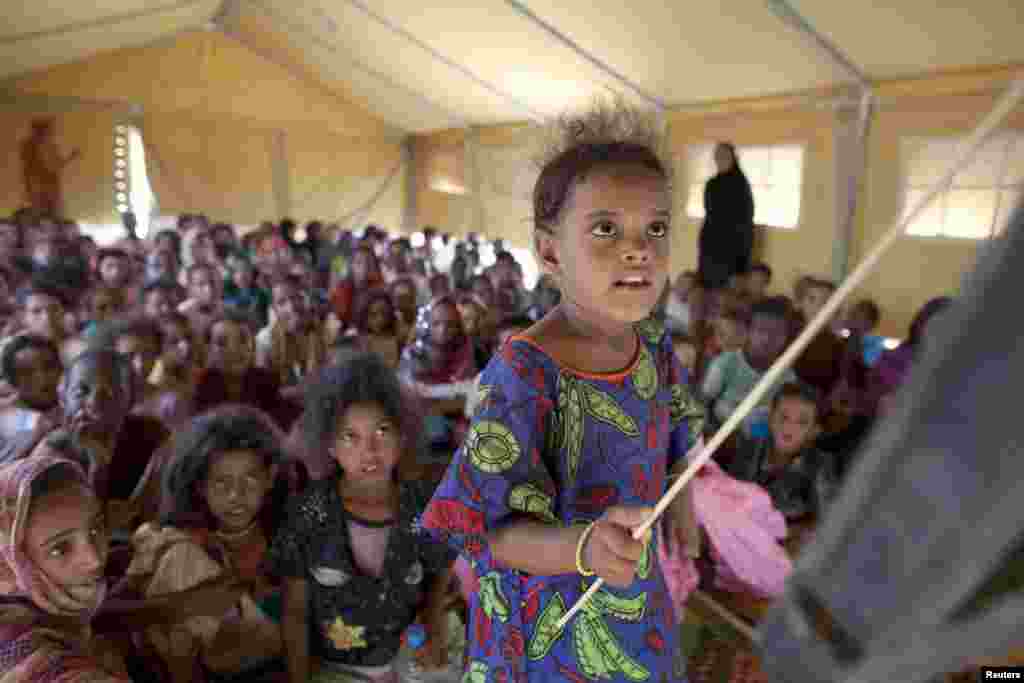 Une jeune réfugiée malienne à l'école du camp de Mbera.