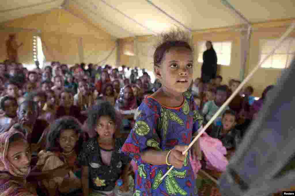 Une jeune r&eacute;fugi&eacute;e malienne &agrave; l&#39;&eacute;cole du camp de Mbera. 