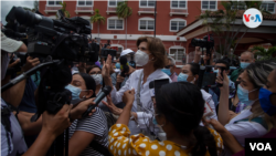 Cristiana Chamorro a su llegada a Fiscalía de Nicaragua, donde se le investiga por supuesto lavado de dinero. Foto Houston Castillo, VOA.