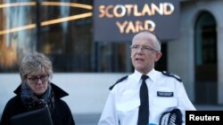 Le commissaire Mark Rowley et la cheffe de l'équipe médicale Sally Davies donnent une conférence de presse sur l'affaire Sergei Skripal, devant l'entrée de Scotland Yard à Londres, le 7 mars 2018.