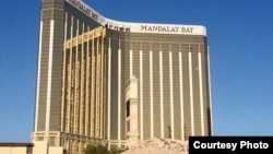 Hotel Mandala Bay di Las Vegas, di mana pelaku penembakan massal, Stephen Paddock menembak kerumunan penonton konser dari kamarnya di lantai 32 Minggu malam 1/10 (foto: ilustrasi). 