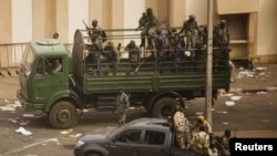 Des soldats maliens devant les locaux de l'ORTM à Bamako (22 mars 2012)