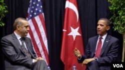 Presiden AS Barack Obama berbicara dengan PM Turki Erdogan di Washington, D.C., 13 April 2010. Kedua pemimpin berbicara per telepon hari Sabtu membahas skandal WikiLeaks.