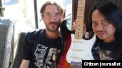 Dewa Budjana bersama mantan gitaris Red Hot Chili Peppers, John Frusciante (foto/dok: Dewa Budjana)