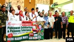 Sejumlah warga kunjungi Gereja Sidang Jemaat Pentakosta di Indonesia Eben Haezer, Mojokerto, untuk mengenang dan mendoakan Riyanto, anggota Banser NU yang gugur akibat teror bom malam Natal (VOA/Petrus).
