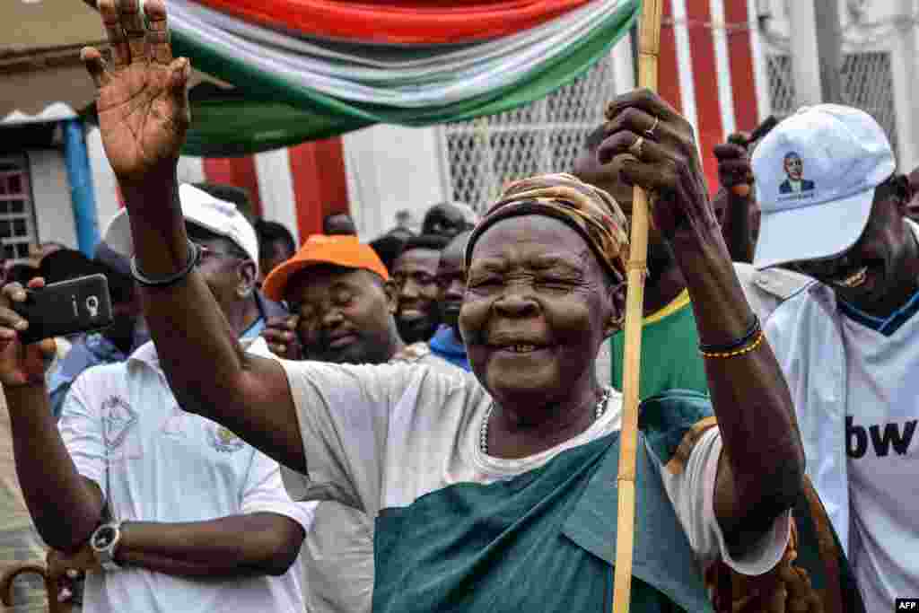 Réaction d'une femme âgée dans les rues pour célébrer le retrait du Burundi de la Cour pénale internationale (CPI) à Bujumbura, le 28 octobre 2017.