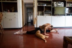 La bailarina de 42 años dijo que su sala de estar es cuatro veces más pequeña que el estudio donde practicaba diariamente en el famoso Teatro Teresa Carreño, y no se atreve a hacer saltos por temor a lastimarse en el piso duro.