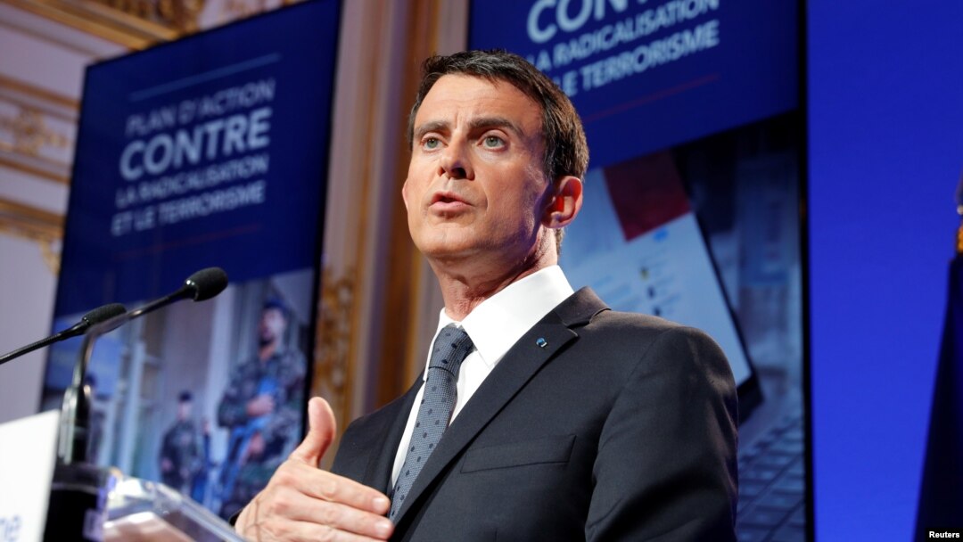 Perdana Menteri Perancis Manuel Valls ketika mengumumkan proposal baru dalam sebuah konferensi kementerian, di Hotel Matignon di Paris (9/5). (Reuters/Philippe Wojazer)