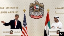 John Kerry falando a imprensa nos Emiratos Árabe Unidos