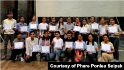 រូបឯកសារ៖ លោក​ ស្រី​ បណ្តូល នៅពេលសិស្សបានបញ្ចប់វគ្គសិក្សាសិល្បៈក្រោមការបង្រៀនរបស់លោក។ (រូបថតផ្តល់ឲ្យដោយហ្វារពន្លឺសិល្បៈ)