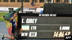 Letesenbet Gidey célèbre son record mondial du 5000m à Valence, Espagne, le 7 octobre 2020. 