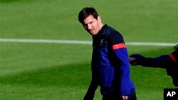 Lionel Messi, asal Argentina, yang bergabung dalam klub Barcelona, berlatih di Sports Center FC Barcelona Joan Gamper di San Joan Despi, Spanyol (9/4). Ia akan tampil melawan Paris Saint-Germain dalam pertandingan leg kedua. 