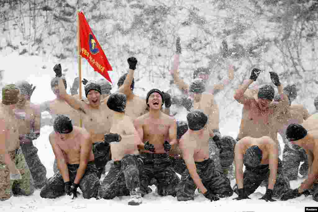 한국 평창에서 한국군과 미군 해병대가 합동 동계훈련을 실시한 가운데, 두 나라 해병대원들이 눈 속에서 상의를 탈의했다.