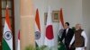 기시다 후미오(왼쪽) 일본 총리와 나렌드라 모디 인도 총리가 20일 뉴델리 시내 총리 관저에 마련된 정상회담장에 들어서고 있다. 