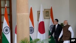 Perdana Menteri India Narendra Modi (kanan) bersama Perdana Menteri Jepang Fumio Kishida setibanya di New Delhi, India, 20 Maret 2023. (AP/Manish Swarup)