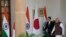 Perdana Menteri India Narendra Modi (kanan) bersama Perdana Menteri Jepang Fumio Kishida setibanya di New Delhi, India, 20 Maret 2023. (AP/Manish Swarup)
