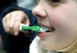 Seorang gadis berlatih cara yang benar untuk menyikat giginya di Oldenburg, Jerman. (Foto: AP/Joerg Sarbach)