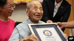 Công dân sống tại thành phố miền trung Nagoya của Nhật bản hôm 21/8 được tổ chức ghi nhận kỷ lục thế giới Guinness công nhận là cụ ông nhiều tuổi nhất thế giới.