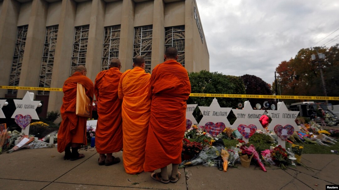 Para biksu memberikan penghormatan di depan sinagoga Pohon Kehidupan (Tree of Life) menyusul penembakan massal pada Sabtu pekan lalu di sinagoga tersebut, di Pittsburgh, 29 Oktober 2018.
