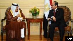 Le président Abdel Fattah al-Sisi (droite) rencontre avec le roi saoudien Salman bin Abdulaziz al-Saoud (gauche) a la station balnéaire égyptienne Charm el-Cheikh en marge du sommet de la Ligue arabe. (AFP PHOTO / HO / EGYPTIAN PRESIDENCY)