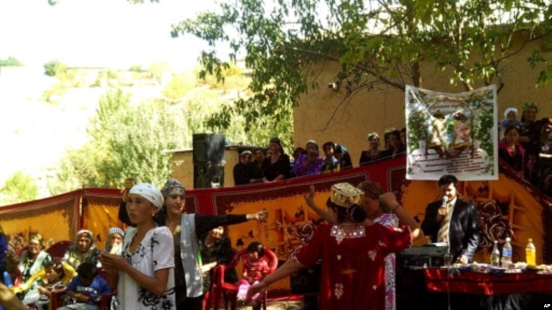 Ular uni sikadilar va u yiglaydi.