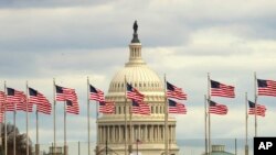 Bendera Amerika berkibar di depan Gedung Capitol, Washington, D.C., 1 Januari 2019. 