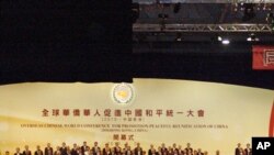 Trẻ em chờ đợi để ch&agrave;o đ&oacute;n L&atilde;nh tụ đối lập Miến Điện Aung San Suu Kyi trước khi b&agrave; đến Trụ sở Đ&agrave;i Tiếng n&oacute;i Hoa Kỳ VOA ở thủ đ&ocirc; Washington, ng&agrave;y 18/9/2012. (Alison Klein/VOA)