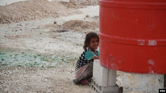 More than half of the population of Syria has fled their homes during more than six years of war and the U.N. say nearly 225,000 have fled in the Raqqa governorate in the past five months alone, Aug. 17, 2017. (H.Murdock/VOA)