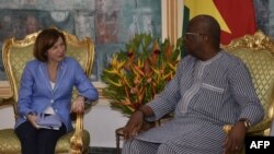 Le président burkinabè Roch Marc Christian Kaboré rencontre Florence Parly, la ministre française des Forces armées au palais présidentiel à Ouagadougou le 4 novembre 2019. 